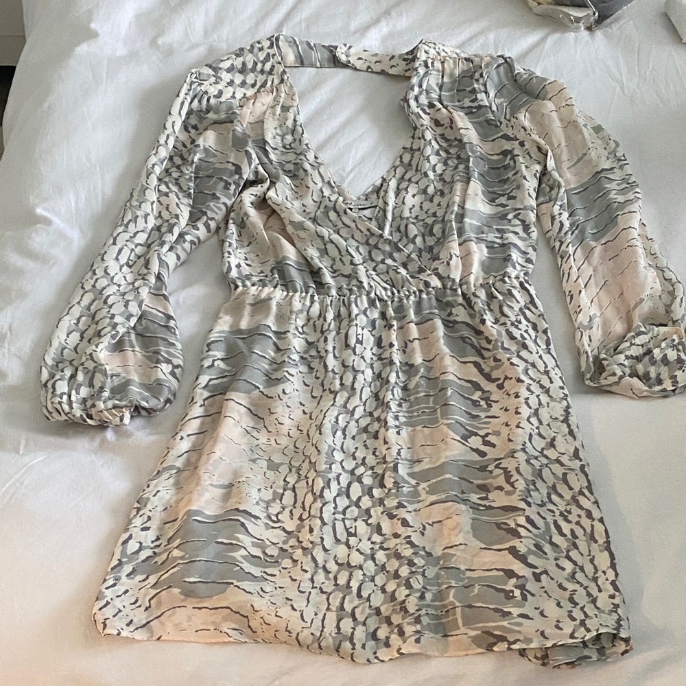 Women's Printed V-Neck Long Sleeve Dress - Cream & Gray